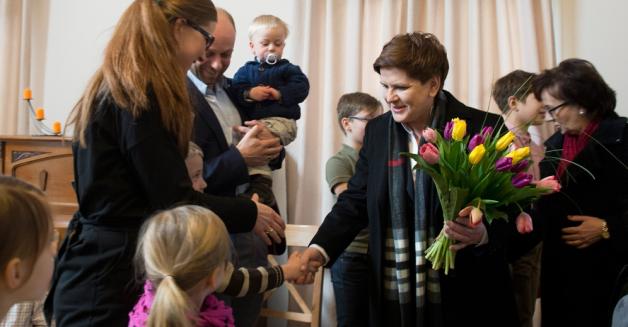 Premier Beata Szydło z rodzinami o Programie 500+